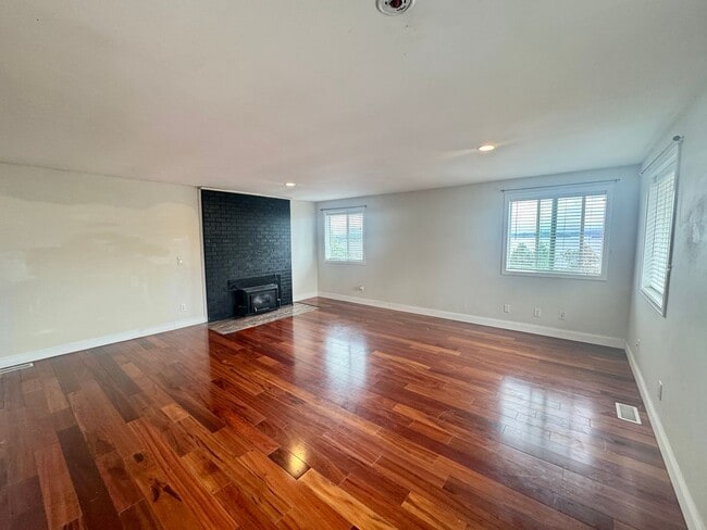 Building Photo - Must See Home!!