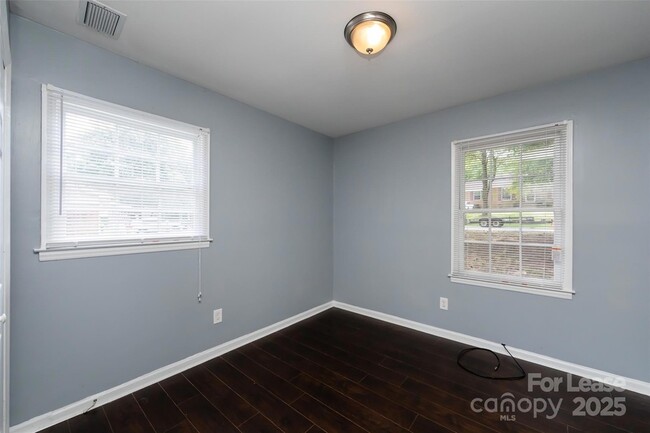 Building Photo - 4713 Belle Plaine Dr