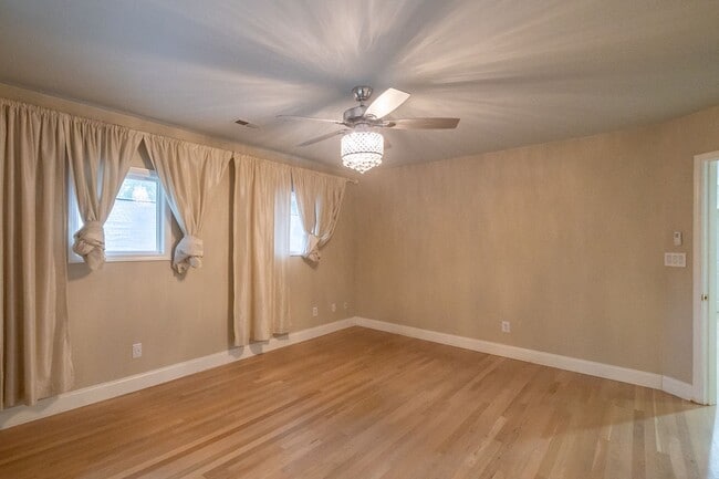 Building Photo - Spacious charmer in the heart of Dilworth ...