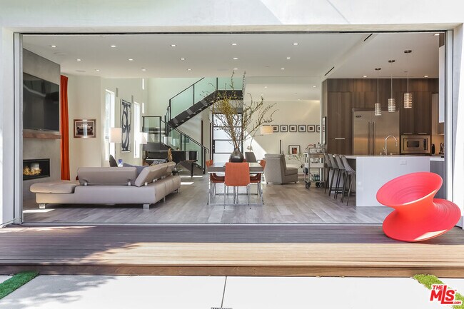 Building Photo - 912 N Crescent Heights Blvd