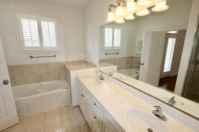 Building Photo - 728 S Pine St