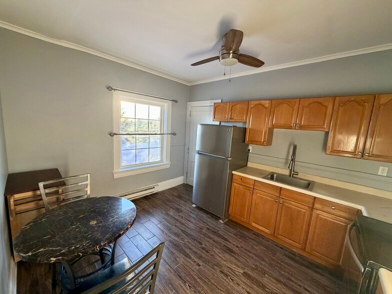 Building Photo - 502 River St