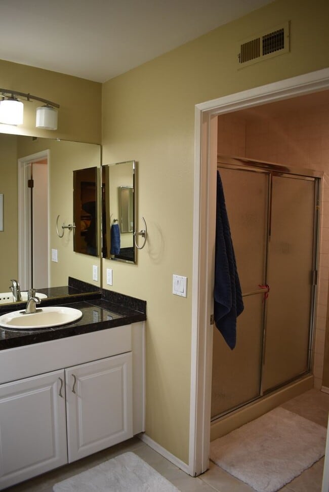 Building Photo - 2 Bedroom 2 Bath Single Story Golf Course ...