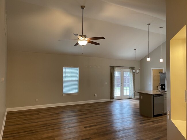 Building Photo - Beautiful Home on a culdesac - Built in 2019!