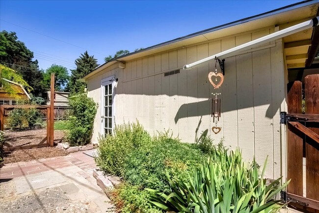 Building Photo - 2 Bedroom Cottage in the North End with to...