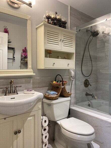 Building Photo - 493 Castle Dr