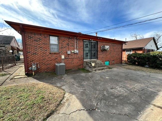 Building Photo - 3 Bed 2.5 bath house in OKC