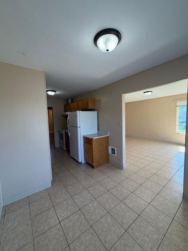 Building Photo - Spacious 1 bedroom, 1 bath Apartment with Tile Throughout!