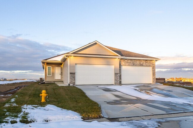 Building Photo - Top Of The Line Newly Built Duplex!
