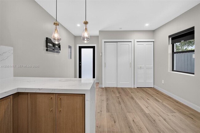Building Photo - 1011 NW 30th Ct