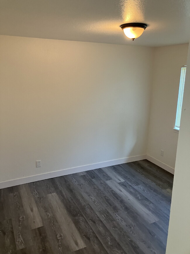 Building Photo - "Charming 3-Bed Oasis in Merced - Cozy 850...
