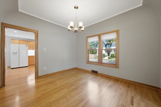 Building Photo - 586 S Hawthorne Ave
