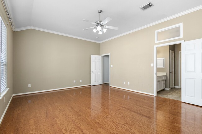 Building Photo - 707 W Heights Hollow Ln