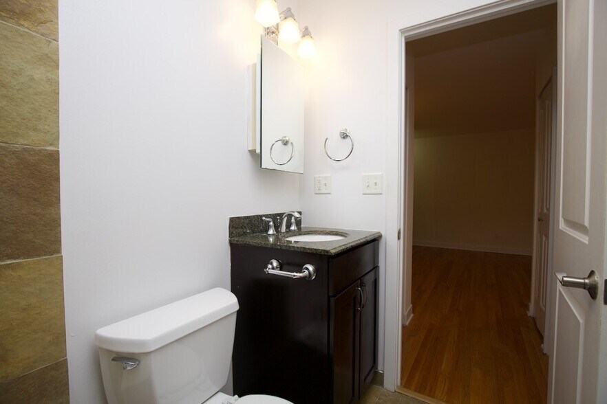 Building Photo - 628 W Wrightwood Ave