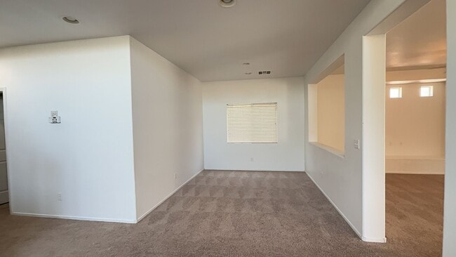 Building Photo - Very Nice 4 bedroom 2 1/2 Bath Home For Re...