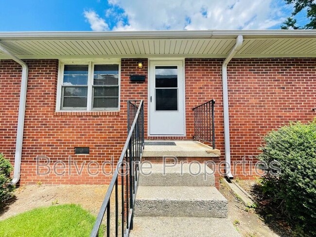 Building Photo - 215 McIver St