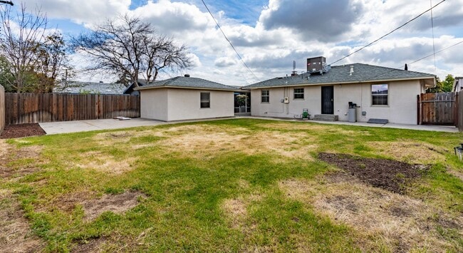 Building Photo - Charming & Updated: Your Perfect Retreat A...