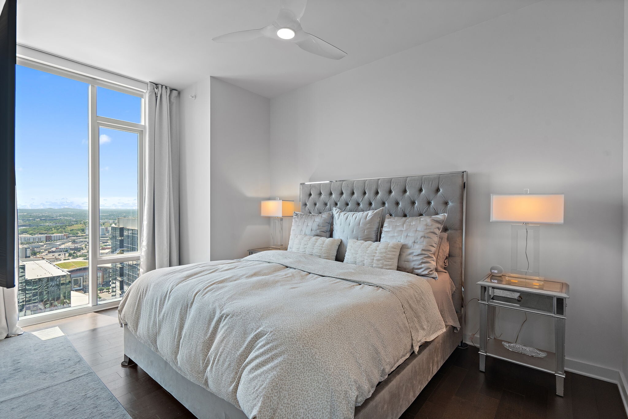 Primary bedroom with stunning views of Broadway - 515 Church St