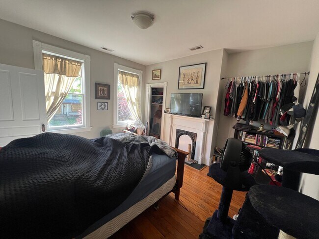 Building Photo - Gorgeous 3 bdrm/2.5 bath newly renovated h...
