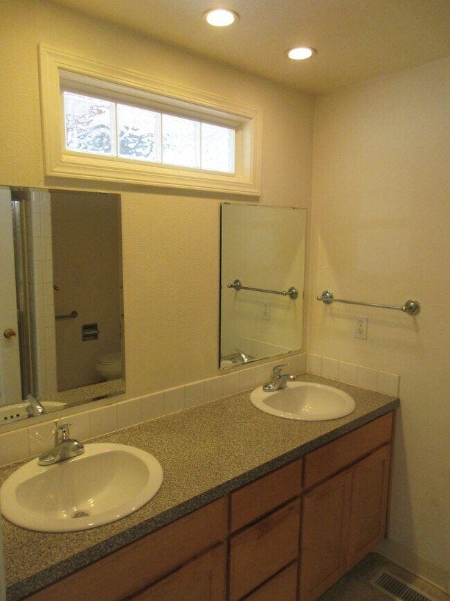 Building Photo - Well Maintained Three Bedroom in Keizer