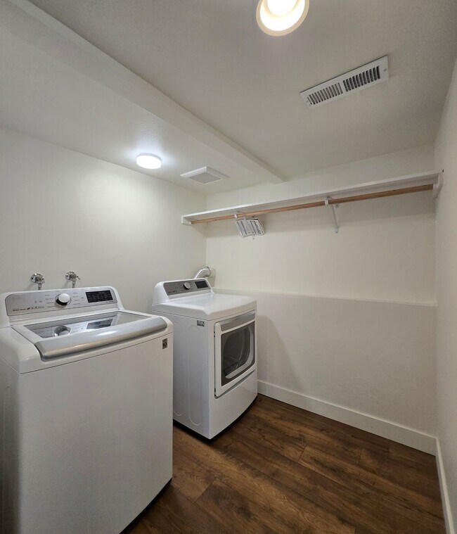 Building Photo - ***PENDING APPLICATION***4 Bedroom, 2 Bath...