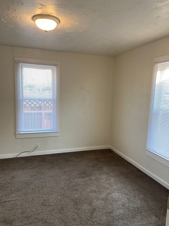 Building Photo - Cute house!