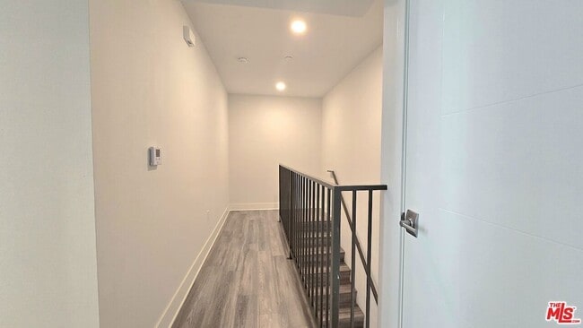 Building Photo - 5030 Rosewood Ave