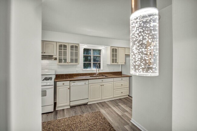 Building Photo - 1787 Tanglewood Dr