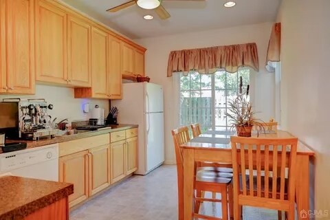 Building Photo - 305 Birch Ct