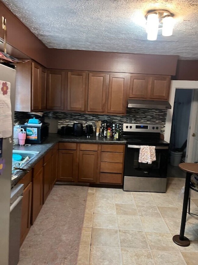 Building Photo - 5 bedroom, 3 bath home- Available August 2026!