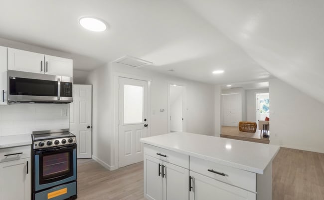 Building Photo - 2-902 7th St SE