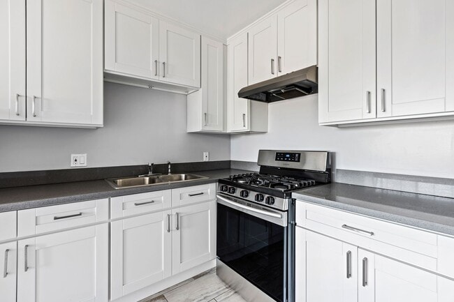 Building Photo - 1608 W 42nd Pl