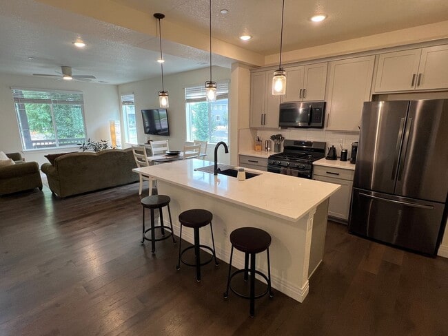 Building Photo - Students Welcome! 2 Story townhome in Registry Ridge---furnished option available