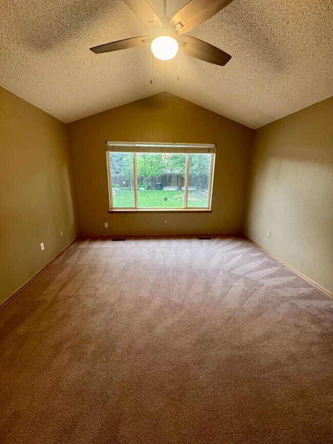 Building Photo - Gorgeous 4 bedroom with Loft and 3 car gar...
