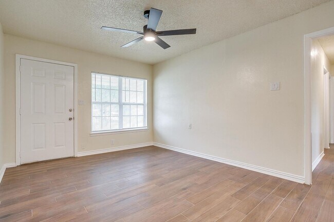 Building Photo - 3537 Half Moon Dr