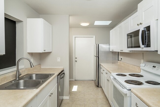 Building Photo - 1040 Dorado Dr