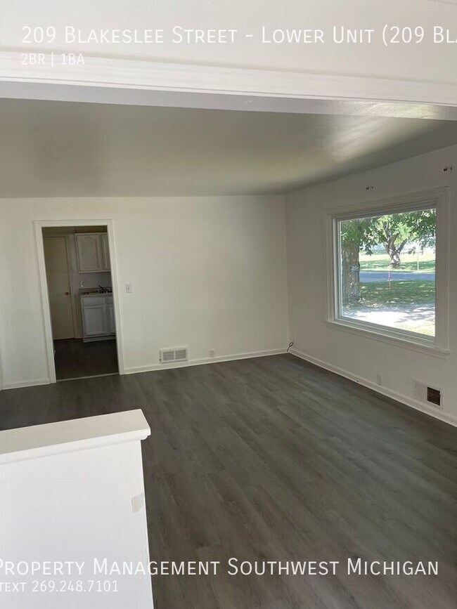 Building Photo - 209 Blakeslee St