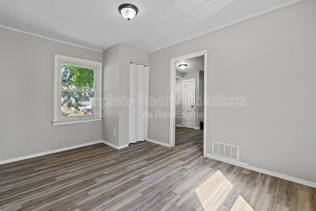Building Photo - 7120 Greenhaven Dr