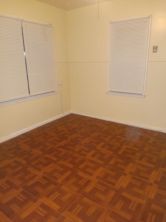 Building Photo - Section 8: 2 Bedroom Home