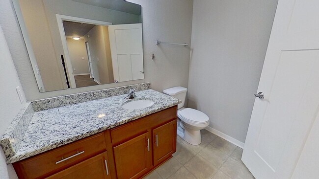 Building Photo - Condo Style Lower 1 Bedroom 1 Bathroom Apartment