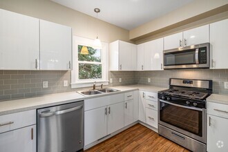 Building Photo - Immediate Move In Remodeled 3 Bed in Eastown