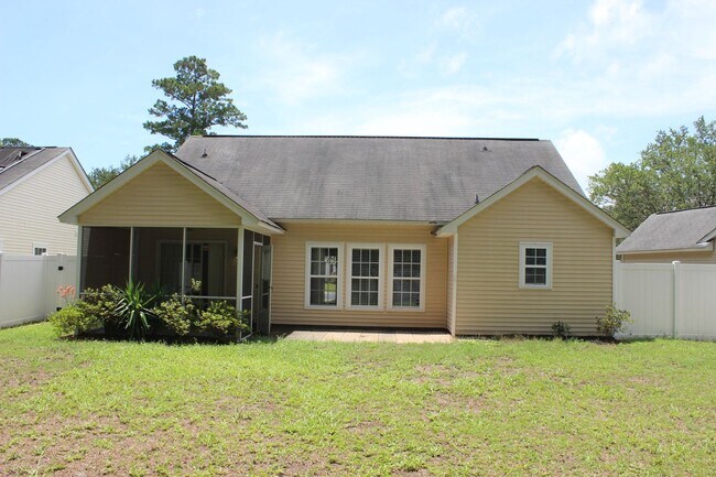 Building Photo - Ranch Home w/ Privacy Fence