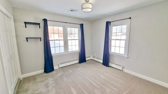 Building Photo - 3 Bed / 1-1/2 Bath Single Family Home w/2-car garage