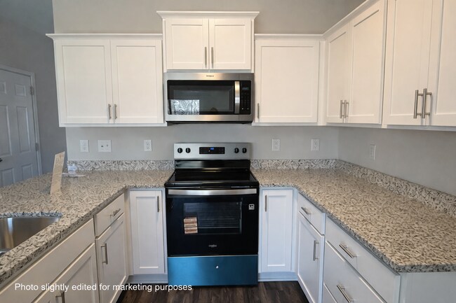 Building Photo - Two bedroom, 2.5 bath townhome in Whitsett