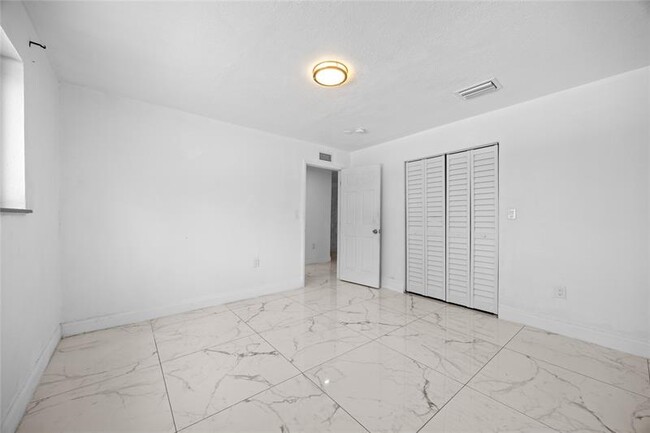 Building Photo - 1525 NE 160th St