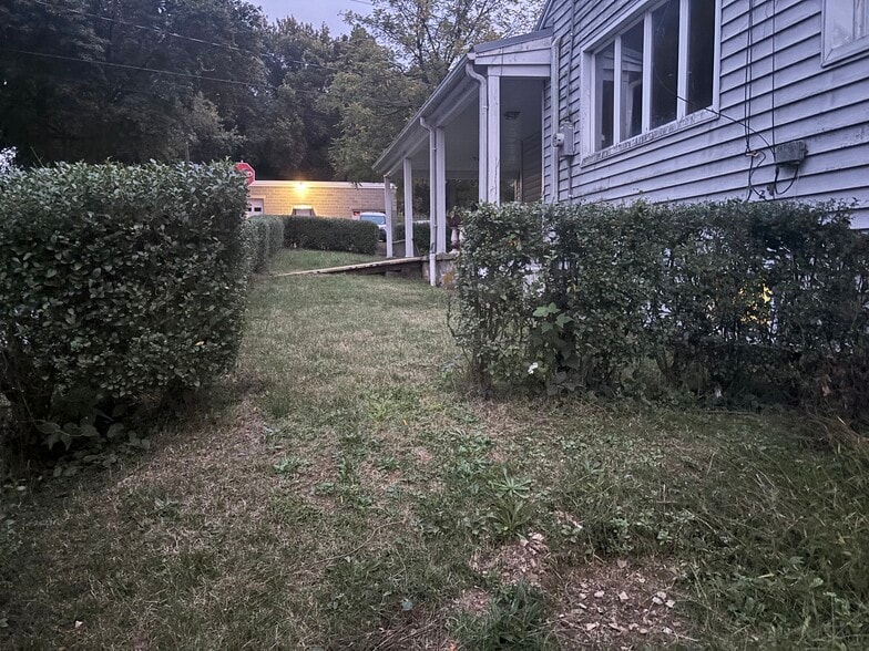 Side yard - 1 Mars St