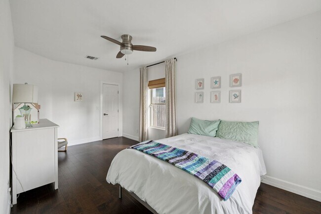 Building Photo - DARLING 2-BEDROOM MAHNCKE PARK COTTAGE