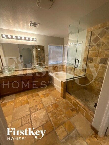 Building Photo - 1008 E Oceanwood Ave