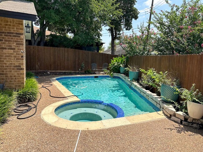 Building Photo - 3 Bed / 2 Bath / 2 Car Gargae / Pool