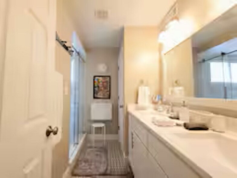 Building Photo - 9605 Singleton Dr